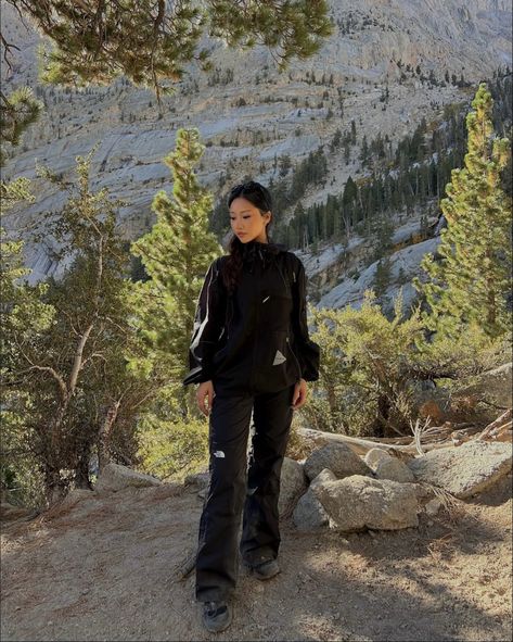 Hiking Rain Outfit, Sequoia National Park Outfit, Zion Hiking Outfit, Black Hiking Outfit, Sedona Outfits, Outfit For Hiking, Walking Outfit Outdoor, Gray Hoodie Outfit, Rain Outfit