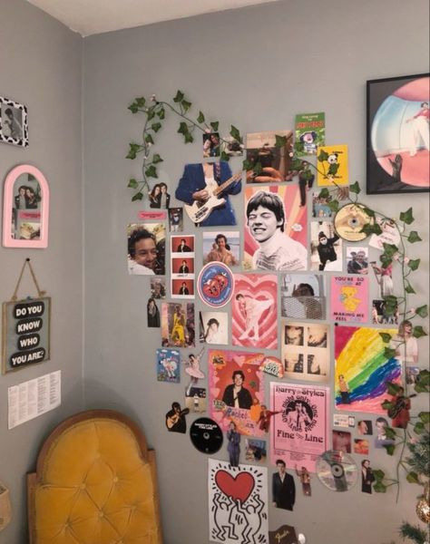 Convierte tu pared en un collage para tus selfies Foto Muro Collage, Gambar One Direction, Uni Room, Indie Room Decor, Indie Room, Room Goals, Dreamy Room, Photo Printer, Cute Room Decor