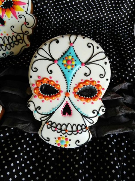 Skull Cookie Decorating, Sugar Skull Cookies, Day Of The Dead Cake, Skull Cookies, Sugar Skull Artwork, Decorative Cookies, Halloween Cookies Decorated, Halloween Sugar Cookies, Cookie Connection