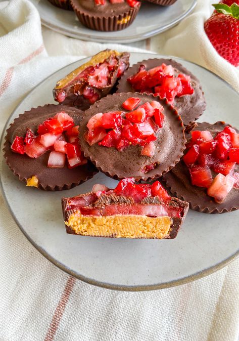 A fun little spin on the classic chocolate peanut butter cup! This simple 6-ingredient dessert is filled with freshly sliced strawberries and peanut butter for a perfect salty & sweet combination. Recipe by Gal Shua-Haim of Something Nutritious.  #californiastrawberries #peanutbuttercups #chocolate #peanutbutter #strawberries #desserts #homemade #easydessert #simplerecipes #nobake #nobakedessert #glutenfree Strawberries Desserts, Strawberry Peanut Butter, Strawberry Shortcake Bars, Desserts Homemade, Strawberry Recipe, Strawberry Shortcake Ice Cream, Chocolate Peanutbutter, Peanut Butter Snacks, Chocolate Slice