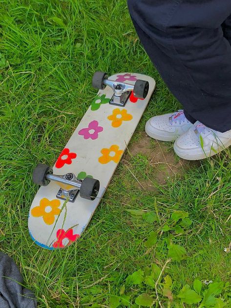 Design For Skateboard, Indie Skateboard Design, Back Of Skateboard Painting, Skate Bord Design Ideas, Painting Ideas On Skateboard, Painting My Skateboard, Painting On A Skateboard, Easy Skateboard Designs, Paint Skateboard Ideas