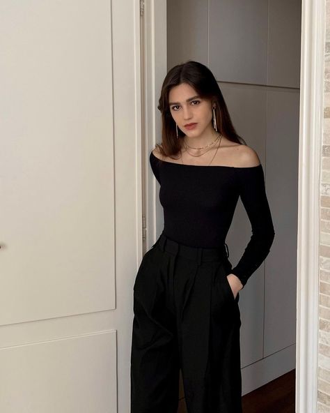 Off Shoulder Tops Outfit, Elegant Daily Outfit Casual, All Black Outfit Elegant, Black Off The Shoulder Top Outfit, Black Off Shoulder Top Outfit, Formal Outfits For Women Parties, Off Shoulder Top Outfit, Classy Black Outfits, Sun Sagittarius