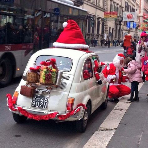 Vintage Fiat, Fiat 500 Vintage, Christmas Cars, Scooters Vespa, Fiat Cars, Christmas In The City, Fiat 600, Car Christmas, Fiat Abarth