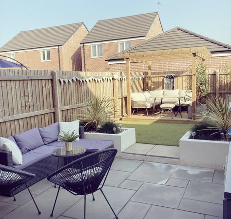 Decking inspo and decking ideas for transforming your garden and outside space this Spring 🌿✨💭 Garden Decking Ideas, House Renovation Design, Garden Decking, Decking Ideas, Modern Gardens, Garden Nook, Courtyard Gardens Design, Small Patio Garden, Modern Backyard Landscaping