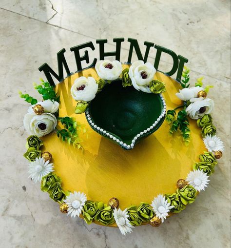 #mehendiceremony Mehendi Platter Decor Ideas, Mehendi Platter Decoration, Mehendi Cake Designs, Mehandi Thali Decoration Ideas, Haldi Bowl Decoration Ideas, Mehndi Platter Ideas, Mehendi Thali Decor Ideas, Mehndi Tray Decoration Ideas, Mehendi Plate Decoration Ideas