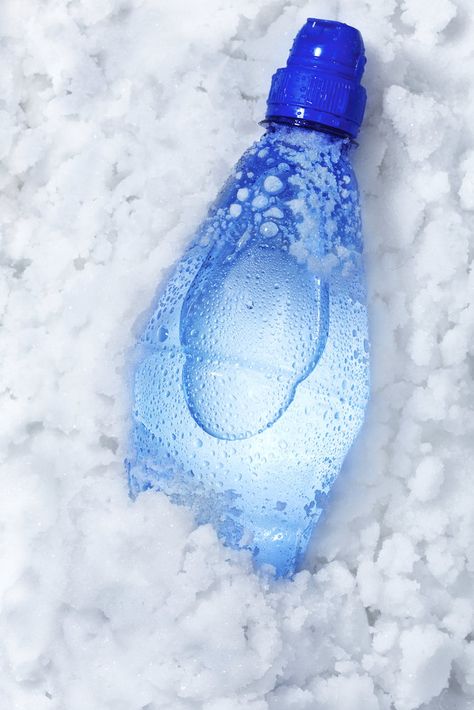 Get Ice-Cold Water on the Go Cold Water Bottle, Ice Cold Water, Water Plumbing, Marathon Tips, Life Pro Tips, Packing A Cooler, Smart Living, Life Hack, Diy Life Hacks