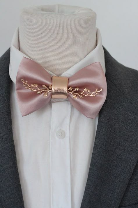 Check out this item in my Etsy shop https://www.etsy.com/listing/1280505812/rose-gold-satin-tie-pre-tied-bow-tie Blush Pink Bow Tie, Blush Pink And Gold Wedding Dress, Black Tux Pink Bow Tie, Pink Bow Ties, Pink Bow Tie Outfit Men, Rose Gold Quince Dresses Blush Pink, Rose Gold Quinceanera Dresses Damas, Rose Gold Dama Dresses, Rose Gold Chambelanes Outfits