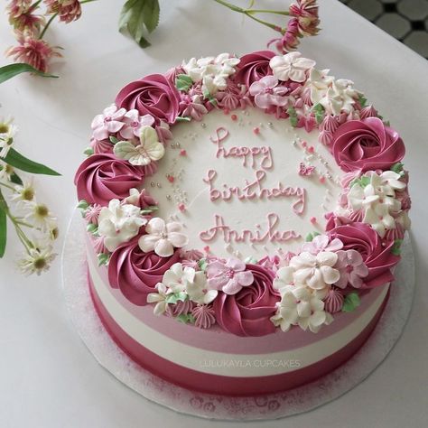 Flowers On Chocolate Cake, Flower Cakes Birthday For Women, Round Cake With Flowers, Round Birthday Cake For Women, Simple Cake Designs Birthday Women, Cake Designs Birthday Women, Cake For Women Simple, Cake Designs Buttercream, Round Cake Designs