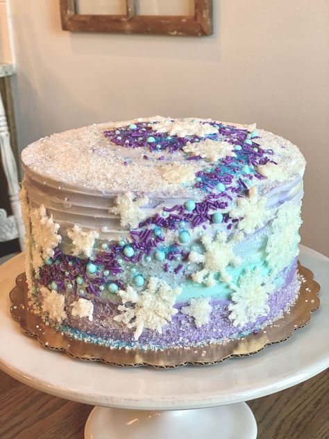 Purple Snowflake Cake, Cupcakes Decorating, Snowflake Cake, Winter Wonderland Birthday, Wonderland Birthday, Queen Birthday, Blue Cakes, Winter Wonderland Party, Frozen Cake