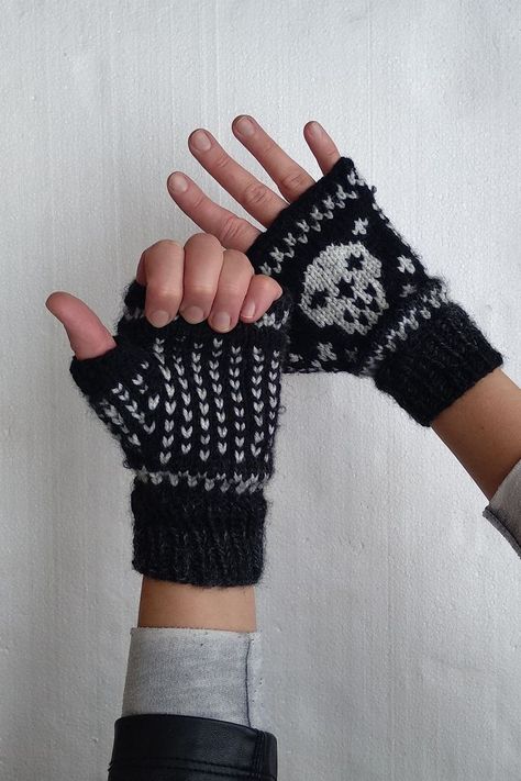 Gothic Arm Warmers with skull, wit skeleton. #armwarmers #skull #skeleton #fingerlessgloves #knitting #mittens #goth #gothic #halloween #knittingpattern Goth Arm Warmers, Gothic Office, Halloween Knitting Patterns, Crochet Arm Warmers, Halloween Knitting, Crochet Hand Warmers, Crochet Mittens Pattern, Crochet Gloves Pattern, Easy Crochet Projects