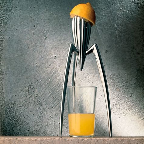 Alessi Juicy Salif citrus squeezer, aluminium Philip Stark, Phillipe Starck, Philippe Starck Design, Tea Station, Citrus Squeezer, Lemon Squeezer, Interior Minimalista, Citrus Juicer, Bar Glasses