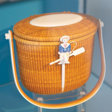 These aren't just any baskets—they're Nantucket icons! Read more about their history here: https://bit.ly/3j0YaPE (Collection courtesy of the Nantucket Lightship Basket Museum) Cottage Journal, Nantucket Baskets, Basket Weaver, Berry Baskets, The Lighthouse, Nantucket, Fun Bags, Picnic Basket, Handbag Accessories