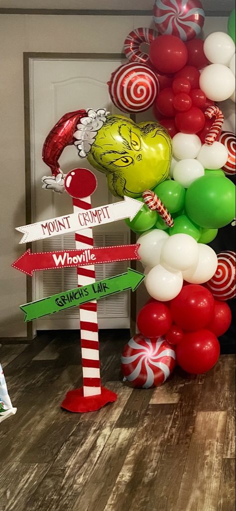 Grinch Birthday Photoshoot, Grinch 1st Birthday, Grinch Balloons, Grinchmas Decor, Grinch Birthday, Grinch Decor, Belle Birthday, Whoville Christmas, Baby Grinch