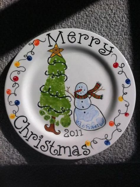 Diy Christmas Plate, Christmas Footprint Crafts, Footprint Crafts, Christmas Plate, Pottery Inspiration, Footprint Art, Handprint Crafts, Easy Christmas Crafts, Christmas Plates