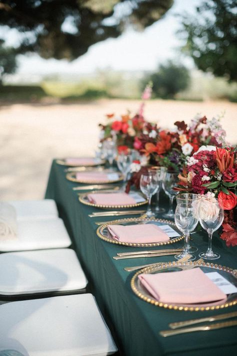 Dark Jewel Tones Wedding, Dark Green Table Cloth Setting, Colored Table Cloth Wedding, Jewel Tone Wedding Table Settings, Chanukah Tablescapes, Jewel Tone Tablescape, Dark Jewel Tone Wedding, Fall Jewel Tone Wedding, Moody Wedding Table