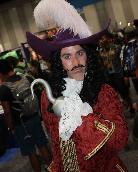 Captain Hook Hat Diy, Captain Hook Cosplay, Smee Costume, Comic Con Outfits, Epic Costumes, Senior Exercises, Crochet Costumes, Character Cosplay, Pirates Life