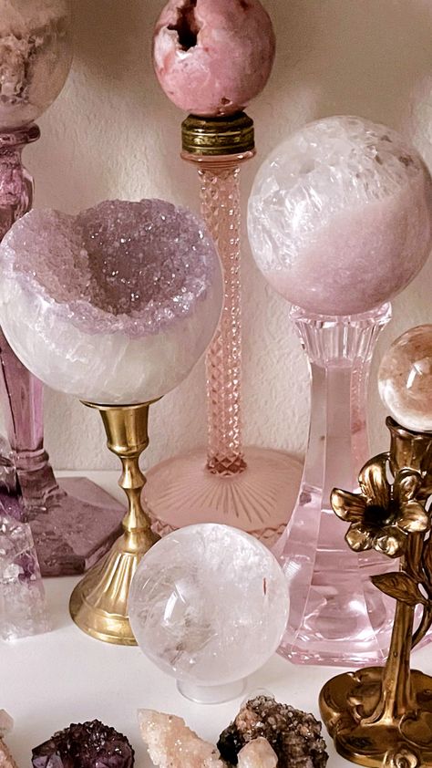 Pink Meditation Room, Pink Witchy Bedroom, Pink Witch Aesthetic, Dark Academia Diy, Crystal Room Decor, Pink Witch, Quarts Crystal, Witchcraft Altar, Witch Room