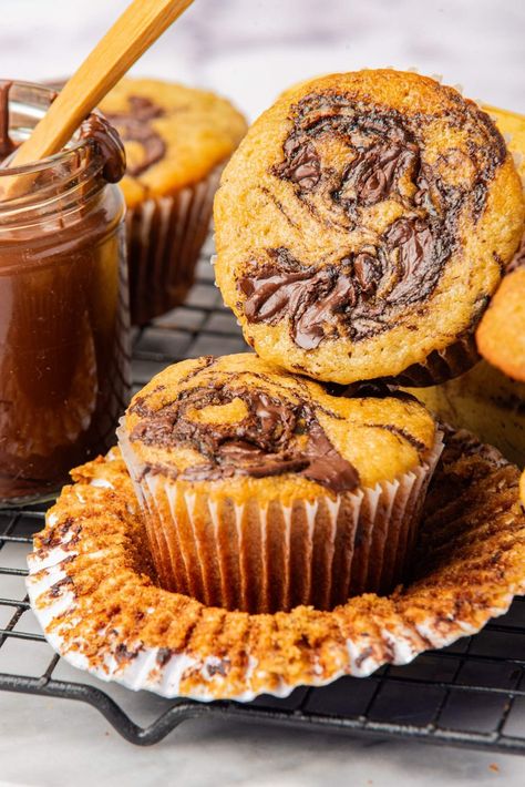 Sink your teeth into the tastiest muffins you ever tried! These moist and delicious banana Nutella muffins are really easy to make and then come out so gorgeous. Whether you're enjoying them for breakfast or brunch, or whenever you happen to crave a snack that's sweet and energizing, you'll find plenty to love about these Nutella and banana muffins. You can make them any size you want - mini, regular or even jumbo - and also include add-ins such as chocolate chips, chopped nuts or dried fruit. Oatmeal Raisin Muffins, Nutella And Banana, Banana Nutella Muffins, Hazelnut Filling, Nutella Muffins, French Toast Muffins, Jumbo Muffins, Sweet Breakfast Treats, Banana Nutella