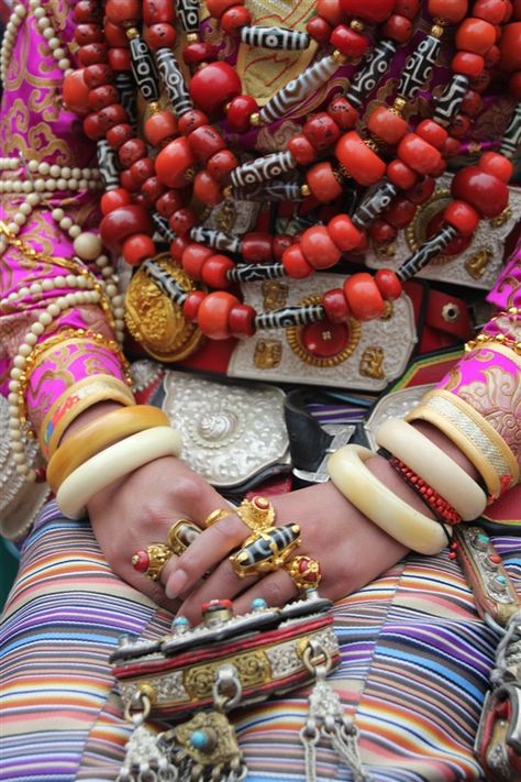 Government Celebrations in Kangding, Kardze, Tibet, A Khampa Tibetan girl in a traditional ceremonial costume from Palyul county. She wears the traditional women's headdress in Palyul with many strands of turqoise, and a gold necklace across her forehead, nine necklaces of coral and contemporary dzi, and coral and dzi beads set gold rings on six fingers. Maori Tattoos, Tibetan Jewelry, Traditional Jewellery, Ethnic Necklaces, World Cultures, Ethnic Jewelry, People Around The World, Tibet, Traditional Dresses