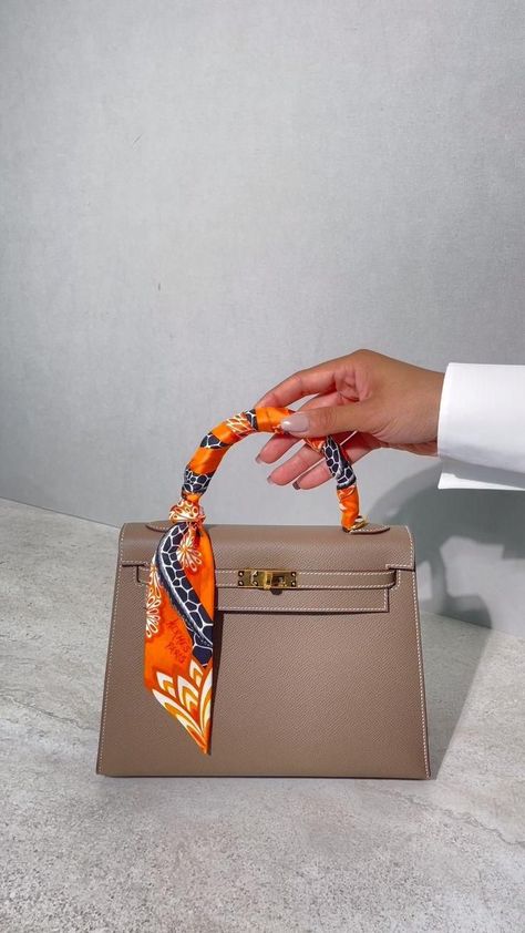 Scarf On Bag, Simpul Dasi, Hermes Twilly Scarf, Hermes Kelly 25, Hermes Kelly Bag, Diy Bag Designs, Diy Fashion Hacks, Kelly Bag, Luxury Purses