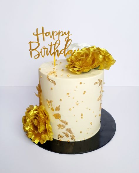 Tall white buttercream cake with gold flowers, gold leaves and gold sprinkles. Cake With Gold Flakes, White Buttercream Cake, Cake With Gold, Best Cupcakes, White Birthday Cakes, 60th Bday, Treat Table, Gold Sprinkles, White Buttercream