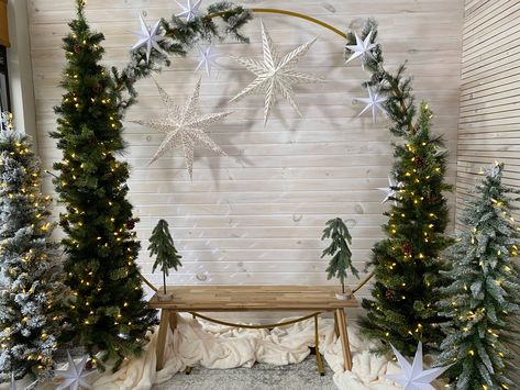 Christmas Picture Setup Ideas Indoor, Diy Winter Wonderland Backdrop, Christmas Church Photo Booth, Christmas Lobby Decor, Church Christmas Photo Backdrop, Christmas Photo Booth Ideas, Christmas Photo Op, Christmas Event Decor, Christmas Photobooth