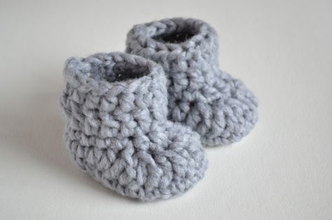 SO FLUFFY – Crochet Baby Booties and Beanie FREE | Croby Patterns Crochet Baby Boots Free Pattern, Crochet Baby Shoes Free Pattern, Chunky Yarn Crochet Pattern, Crocheted Baby Booties, Fluffy Crochet, Crochet Baby Ideas, Chunky Yarn Crochet, Crochet Baby Bonnet, Crochet Baby Boots