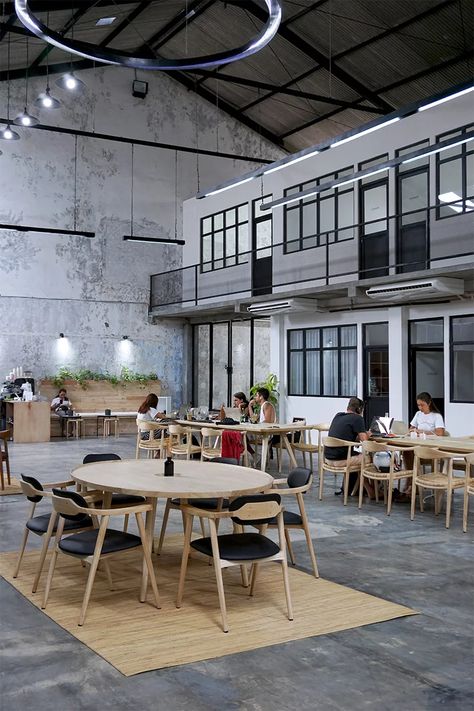 Old Factory Renovation, Modern Warehouse Design, Warehouse Renovation, Modern Warehouse, Light Colored Furniture, Factory Interior, Industrial Cafe, Factory Architecture, Modern Factory