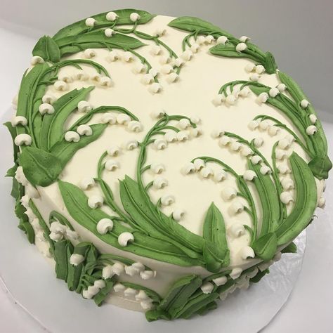 Buttercream Lilly of the Valley made with tip #79 #whiteflowercakeshoppe #buttercreamcake #buttercreamlove #clecakes #buttercreamflowers #lillyofthevalley #cakeoftheday Buttercream Lilies, Wedding Cake Buttercream Frosting, Deserturi Raw Vegan, White Flower Cake Shoppe, Birthday Cupcakes Decoration, Cake Buttercream, Lily Of The Valley Flowers, Buttercream Wedding Cake, Valley Flowers