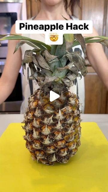 Pineapple Hack, Amazing Snacks, Lucy Diamond, Fruit Presentation, Eating Pineapple, Strawberry Pudding, Fruit Trays, Amazing Food Hacks, Daily Hacks