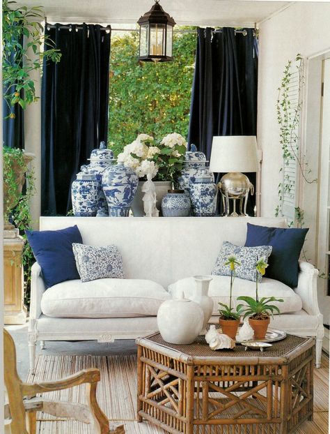 Chinoiserie Chic - An Overview of Decorating with Asian Themes Blue And White Vases, Blue And White Decor, Chinoiserie Decorating, Blue White Decor, Asian Homes, Asian Home Decor, Design Blogs, Chinoiserie Chic, Asian Decor