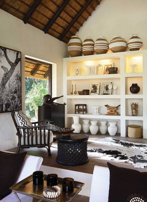 Une déco élégante façon lodge en pleine nature African Decor Living Room, African Living Rooms, African Interior Design, African Inspired Decor, Global Decor, African Interior, African Home Decor, African Decor, Interior Designing