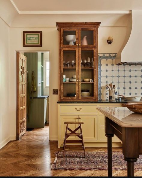 Beige And Wood Kitchen, Old World Kitchen, Dream Place, Interiors Dream, Kitchen Farmhouse, Mediterranean Garden, Yellow Kitchen, School House, Kitchen Extension