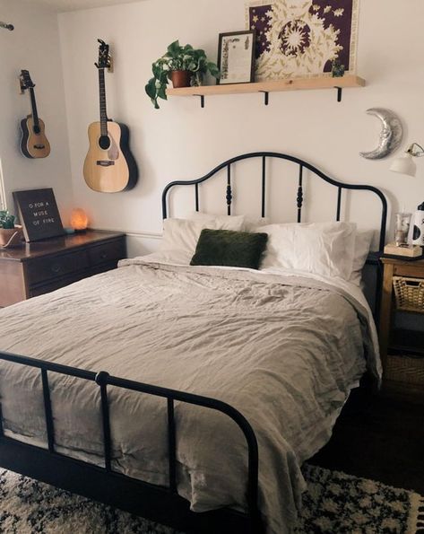 20+ People Showed Off Their Tiny Rooms, and They Are So Cozy We’d Love to Stay There Forever Paint My Room, Small Bedroom Ideas, Aesthetic Rooms, Redecorate Bedroom, Bedroom Green, Room Inspiration Bedroom, Bedroom Aesthetic, Room Ideas Bedroom, My New Room