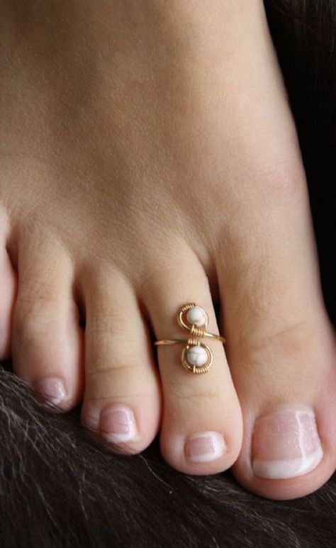 Gold Bichiya Design, Bichhiya Design Bridal, Bichiya Toe Rings, Toe Ring Designs Silver Indian, Silver Heels Wedding, Wedding Toes, Silver Anklets Designs, Toe Ring Designs, Gold Toe Rings