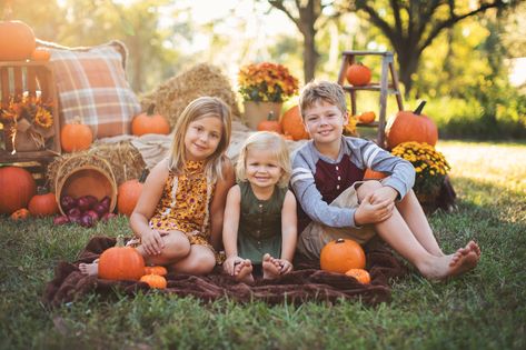 Hay Bale Couch, Fall Mini Shoot, Pumpkin Patch Photography, Fall Photo Booth, Fall Baby Photos, Mini Session Ideas, Fall Photoshoot Family, Streets Photography, Fall Photo Props