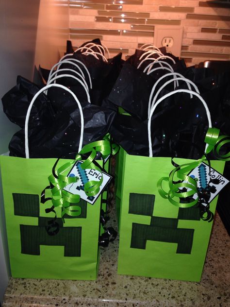 Minecraft Goodie Bags Favors, Minecraft Birthday Party Decorations Cricut, Minecraft Favor Bags, Minecraft Creeper Birthday Party, Minecraft Birthday Party Centerpieces, Minecraft Outdoor Party Ideas, Minecraft Candy Bags Ideas, Minecraft Treat Bags, Minecraft Birthday Goodie Bags