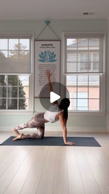 Eagle Pose Yoga, Yoga Warm Up, Arm Yoga, Yoga Lesson Plans, Yoga Flow Sequence, Eagle Pose, Morning Yoga Routine, Yoga Tutorial, Yoga Lessons