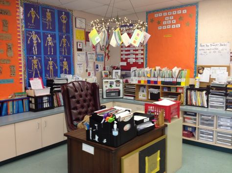 Make a chandelier above your desk to display cards to you and etc. Teacher Desk Areas, Teacher Desk Organization, Modern Teacher, Classroom Arrangement, Teaching Organization, Classroom Tour, Classroom Layout, Desk Inspiration, Teacher Desk