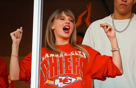 Taylor Swift has ties to Buffalo area, despite cheering for Kansas City Chiefs Chiefs Vs Chargers, Chiefs Game, The Chiefs, All About Taylor Swift, Taylor Swift Outfits, Travis Kelce, Swift 3, Long Live Taylor Swift, Live Taylor