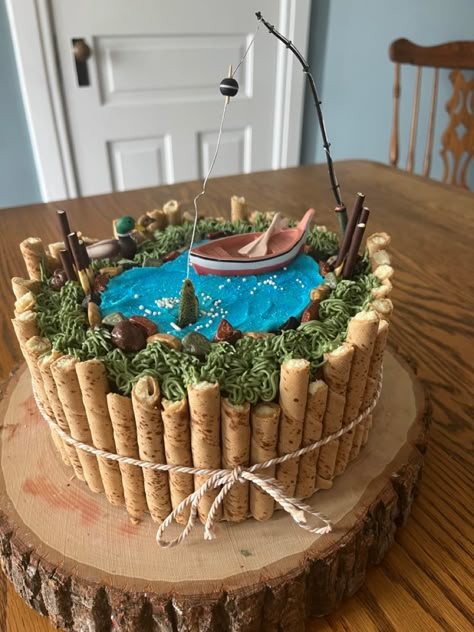 Fishing Hunting Cake, Cake With Fishing Theme, Fishing Party Cake Ideas, Camping Party Cupcakes, River Cake Ideas, Fishing Themed Cakes, Outdoor Cake Ideas, Fishing Birthday Cake Boys, Fly Fishing Cake