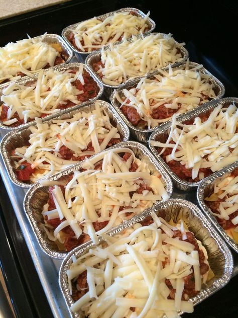 These mini individual lasagnas are freezer-friendly and can be made ahead of time! They're perfect for on-the-go lunches or dinners! They also work great for single people, busy schedules, and work/school lunches! #easydinner #freezermeals #mealprep Best Freezer Meals, Freezer Dinners, Freezer Friendly Meals, Meat Lasagna, Freezable Meals, Freezer Meal Planning, Make Ahead Freezer Meals, Keto Lasagna, Freezer Meal Prep