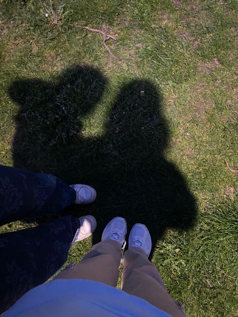 Bestie Shadow Pics, Lamp Photo, Shadow Shoes, Fake Photos, Shadow Photos, Shadow Pictures, Shoes Photo, Cute Friend Photos, Portrait Photography Poses