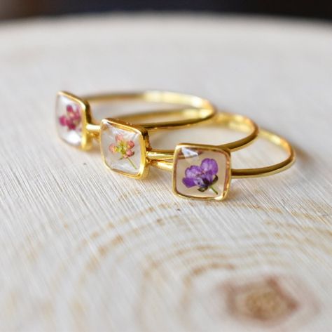 Affinity Arts Shop on Instagram: “Matching flower rings for three friends! I love orders like this 💕” Resin Jewlery, Flower Rings, Resin Jewelry Diy, Electroformed Jewelry, Three Friends, Botanical Jewelry, Diy Resin Crafts, Jewelry Pins, Resin Charms