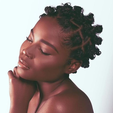 Small Bantu Knots, Bantu Knots Hairstyles, August Moodboard, Afro Hair Inspiration, Bantu Knot Hairstyles, Braid Twist, Hairstyle Ideas Easy, Hairstyle For Women, Twa Hairstyles