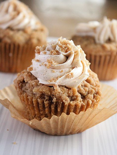 Streusel Cupcakes, Big Green House, Cinnamon Buttercream Frosting, Cinnamon Buttercream, Cinnamon Cupcakes, Cinnamon Streusel, Winter Cooking, Vanilla Milk, Streusel Topping