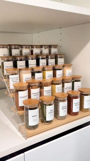 Kitchen Decor Collections, Pantry Organization Ideas, Desain Pantry, Spice Jar Labels, House Organisation, Glass Spice Jars, Spice Labels, Kitchen Organisation, Kitchen Pantry Design