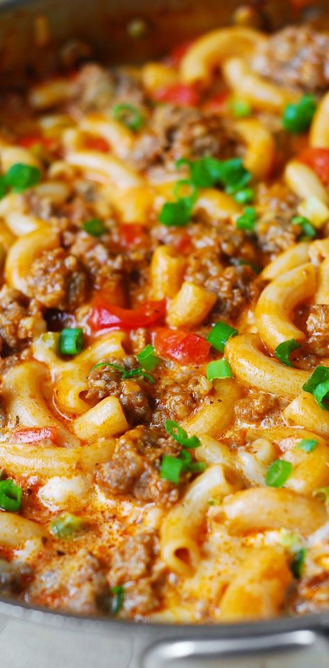 One-Skillet Mac and Cheese with Sausage and Bell Peppers, smothered in marinara sauce and cream. Everything is cooked in one skillet: sausage, bell peppers, and even pasta! Comfort food! Mac And Cheese With Sausage, Sausage And Bell Peppers, Sausage Meals, Skillet Mac And Cheese, Macaroni Cheese Recipes, One Skillet, Skillet Dinners, Christmas Food Dinner, Macaroni Cheese