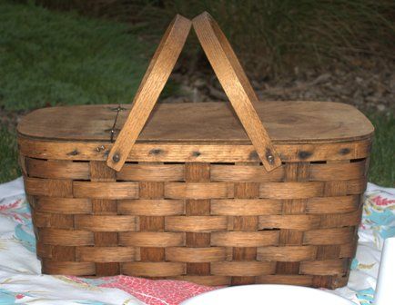 A grimy woven wood picnic basket found in a trash pile gets a makeover with a good cleaning an an application of antique oil. Picnic Basket Diy, Pinic Basket, Picnic Basket Decor, Antique Picnic Basket, Wooden Baskets, Basket Makeover, Vintage Picnic Basket, Diy Christmas Lights, Metal Tub