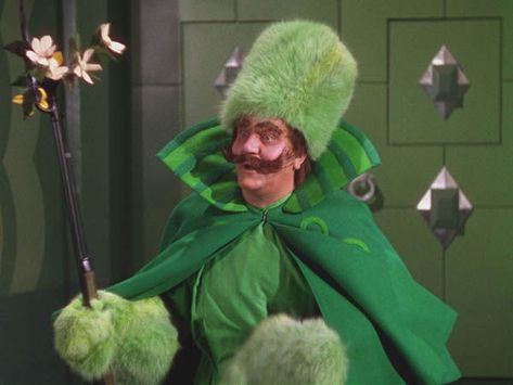 Emerald City Guard Wizard Of Oz Musical, Wizard Of Oz Decor, Wizard Of Oz Characters, Wizard Of Oz Movie, Wizard Of Oz 1939, Wizard Costume, Dorothy Gale, Green Fur, The Wonderful Wizard Of Oz